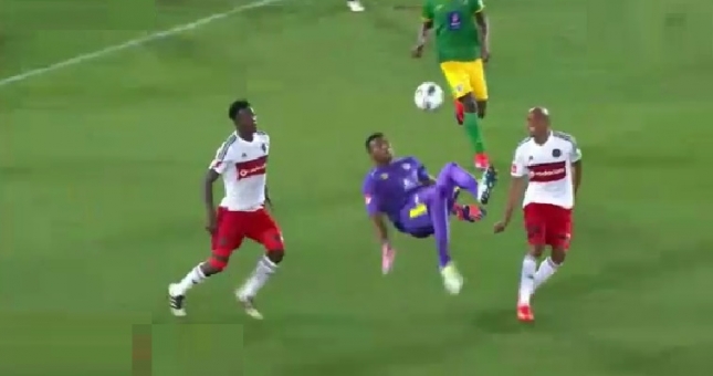 VIDEO: Thủ môn lập siêu phẩm 'ngả bàn đèn' cứu cả đội phút 96