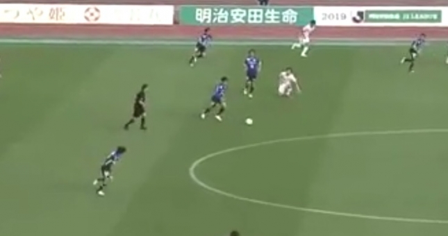 VIDEO: Ghi 2 bàn từ giữa sân chỉ trong 90 giây