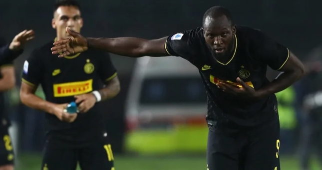 Balotelli lặng nhìn Lukaku lập siêu phẩm, Inter chiếm ngôi đầu của Juventus