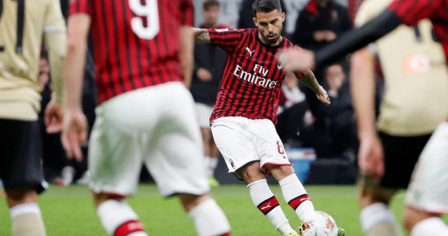 Thắng nhọc đội tỉnh lẻ, Milan lên giữa BXH Serie A