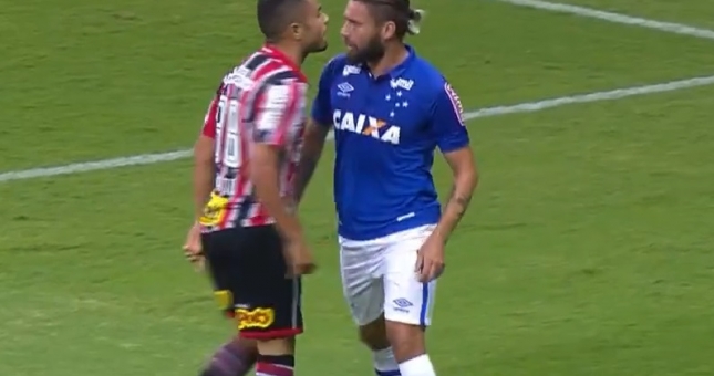 HÀI HƯỚC: 2 cầu thủ cùng diễn kịch để thoát án phạt từ trọng tài