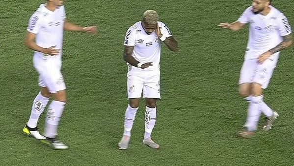 VIDEO: Cầu thủ 'check VAR' để ăn mừng bàn thắng