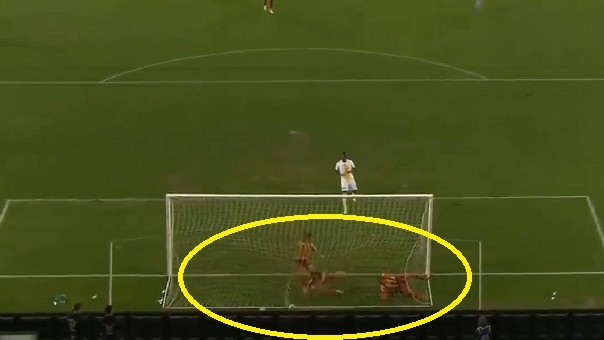 HÀI HƯỚC: Cú sút khiến 3 hậu vệ lăn vào lưới