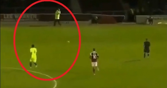 HÀI HƯỚC: Nhìn nhầm đồng đội, cầu thủ chuyền bóng thẳng ra ngoài