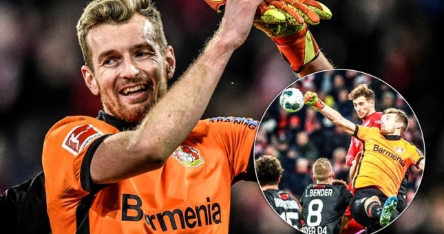 Thủ môn Leverkusen thắng Bayern bằng một mắt