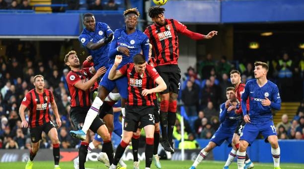 Tấn công dữ dội, Chelsea thua cay đắng