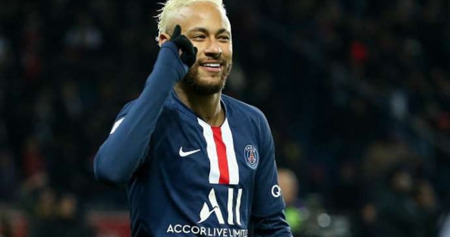 Neymar chuyền ngẫu hứng bằng mông khiến CĐV trầm trồ