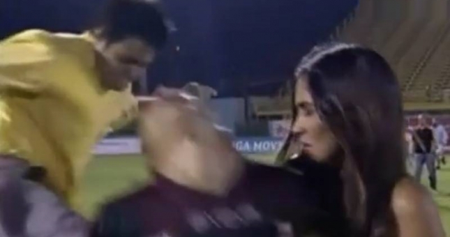 VIDEO: Tiền đạo bị đạp sấp mặt khi đang trả lời nữ MC xinh đẹp