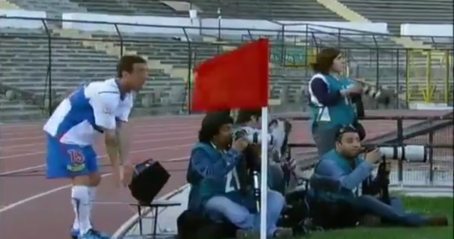 HÀI HƯỚC: Cầu thủ bị phạt vì đeo balo đá phạt góc