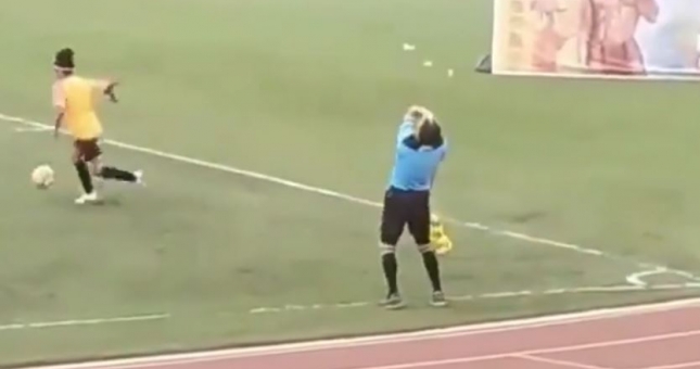 VIDEO: Trọng tài cố ngăn cầu thủ việt vị nhưng bất thành