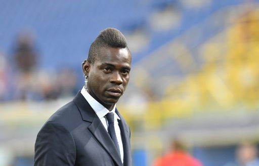 Balotelli bị gái teen tống tiền