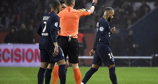 Neymar phản ứng bất thường sau khi bị thẻ đỏ