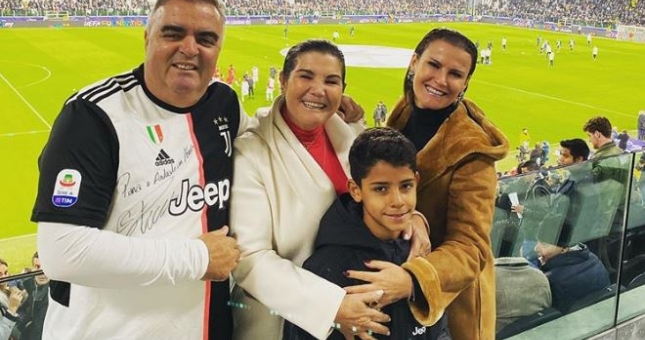 Bạn trai của mẹ Ronaldo tiết lộ sức khỏe người tình