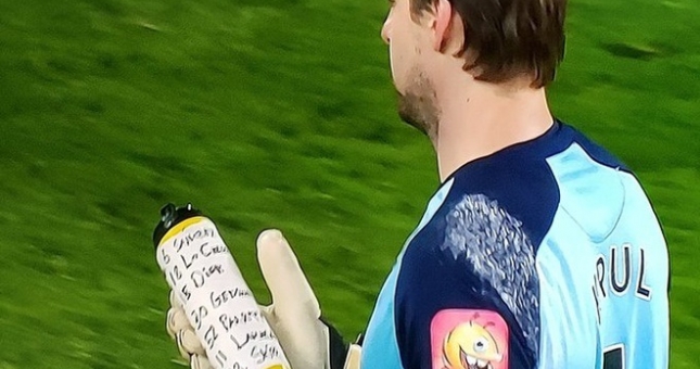 Tottenham thua đau vì chai nước của thủ môn Norwich