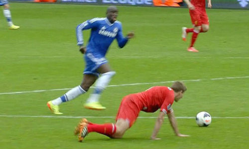 Demba Ba chạm vào 'nỗi đau thế kỷ' của Liverpool