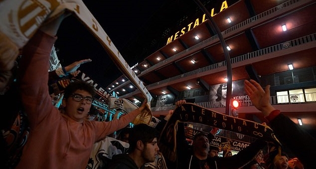 Chính quyền 'bó tay' với CĐV Valencia trong cuộc chiến chống covid-19