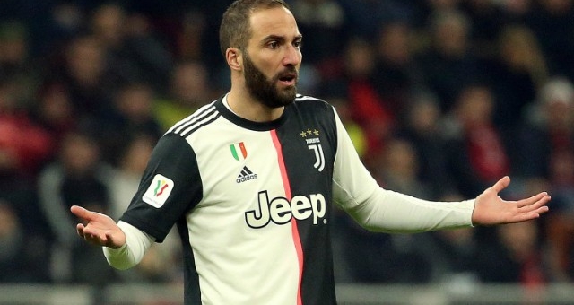 Cuộc đào tẩu khỏi ổ dịch của Higuain bị cảnh sát Ý chặn lại