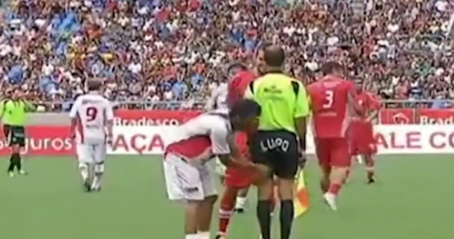 HÀI HƯỚC: Đang cãi nhau thì cầu thủ đòi xem màu quần lót trọng tài