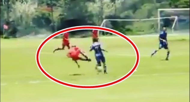 VIDEO: Cầu thủ song phi 'truy cùng diệt tận' đối phương