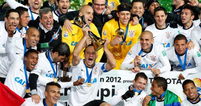 Nhà vô địch thế giới đi tiểu ngay trên sân bóng ở Brazil