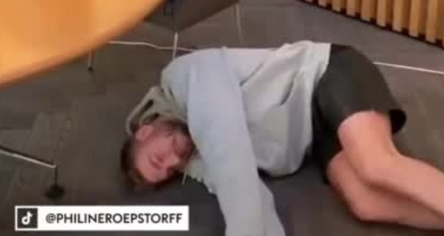 VIDEO: 'Chúa tể' Bendtner làm chó trên Tiktok