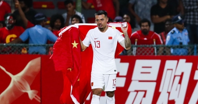 Báo Anh đưa tin Trung Quốc có 'đợt triệu tập lịch sử' với cựu sao Arsenal