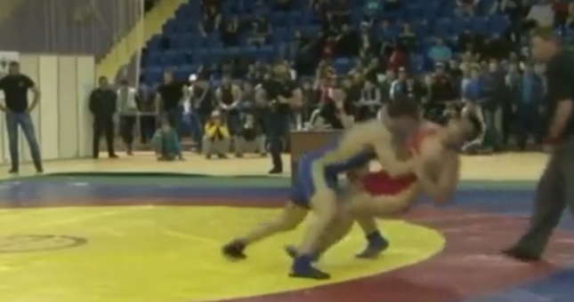 Đô vật Nga đối diện với họng súng chỉ vì quật ngã con nhà giàu