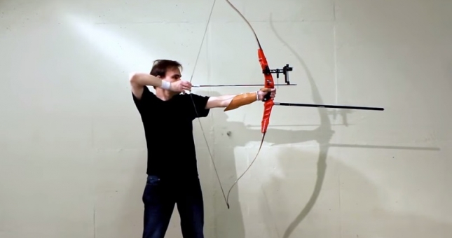 VIDEO: Siêu cung thủ bắn 1 mũi tên trúng 3 đích