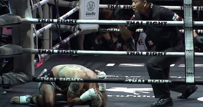 Võ sĩ Thái Lan bị lên án vì dùng 'cấm thuật' kết liễu đối thủ