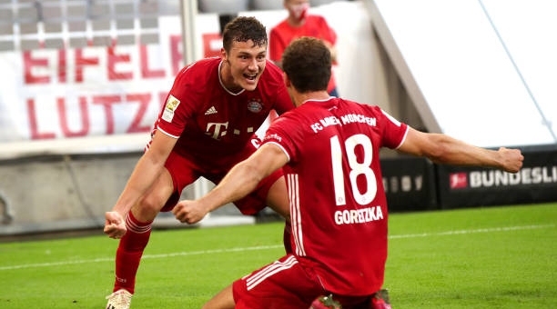Hậu vệ phản lưới, Bayern vẫn tiến gần tới chiếc đĩa bạc
