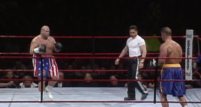 Ảo tưởng sức mạnh, nhà vô địch bị võ sĩ bụng mỡ đánh bất tỉnh sau 30 giây