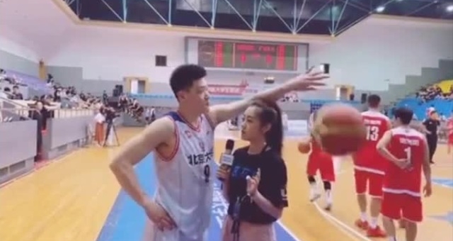 VIDEO: Màn 'anh hùng cứu mỹ nhân' cực ngầu của VĐV bóng rổ với nữ phóng viên