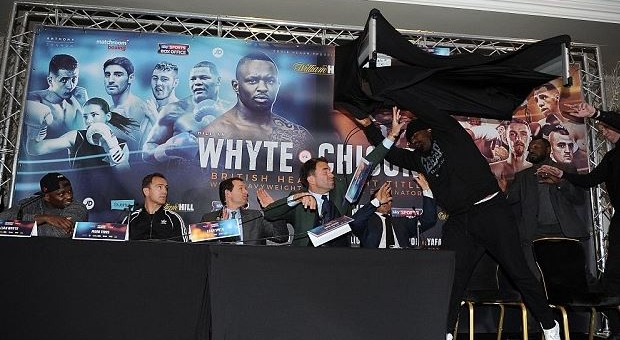 VIDEO: Đang họp báo, võ sĩ nhấc bổng bàn ném thẳng vào đối thủ