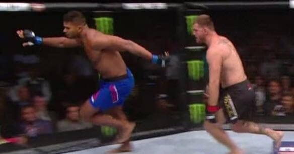 Hai võ sĩ MMA 'chơi rượt đuổi' thành trò cười cho dân mạng