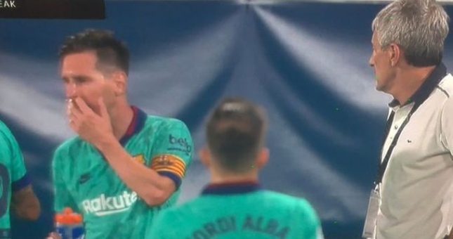 Cầu thủ Barca nghe chỉ đạo của Messi và phớt lờ HLV Setien