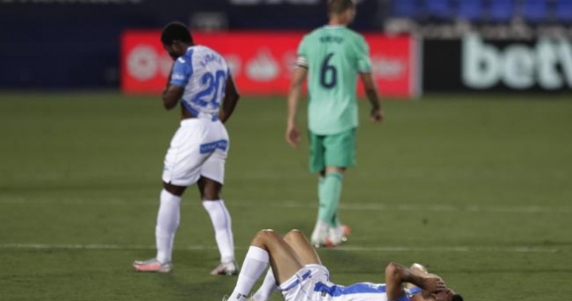 Real đẩy đối thủ xuống hạng trong trận đấu thủ tục