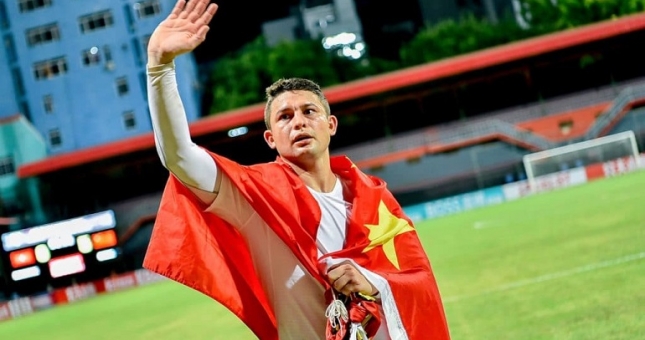 VIDEO: Sao gốc Brazil của ĐT Trung Quốc lập siêu phẩm không thể cản phá