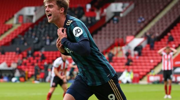 Cựu sao Chelsea giúp Leeds có chiến thắng muộn