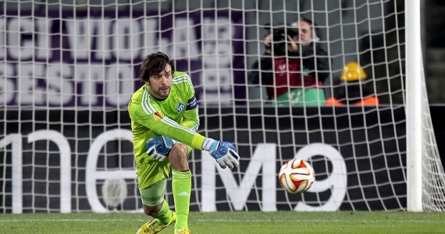 HLV làm thủ môn thay cho học trò nhiễm Covid-19 trên ĐTQG