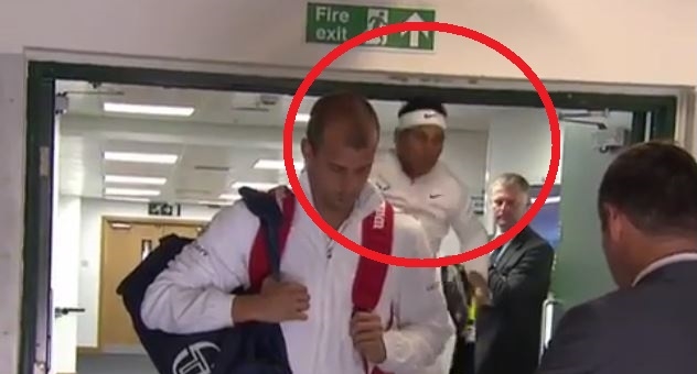 VIDEO: Nadal 'chơi dại' phi thẳng đầu lên nóc cửa