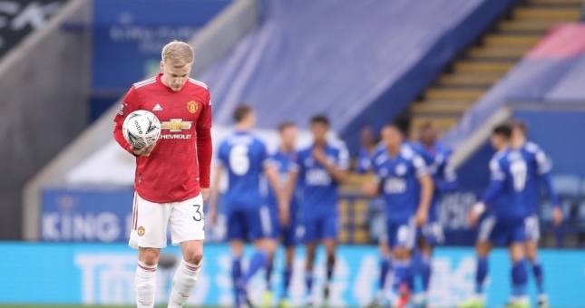 MU 'hy sinh' Van de Beek để có hậu vệ Dortmund