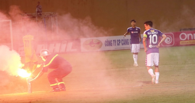 CĐV Nam Định đốt pháo sáng tại Hàng Đẫy đã bị bắt