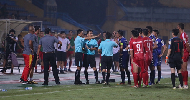 HLV Bình Dương: 'Tôi rất ức chế với các trọng tài'
