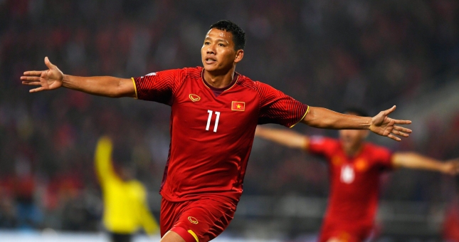 VIDEO: Tiền đạo Anh Đức làm khổ thủ môn ĐT Việt Nam