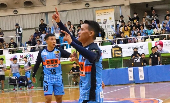 VIDEO: Cầu thủ Futsal Việt Nam kiến tạo và ghi bàn đảng cấp tại CLB Nhật Bản