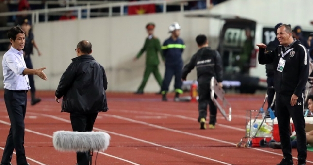 Video: Cận cảnh tình huống chế giễu HLV Park Hang Seo của trợ lý HLV Thái Lan