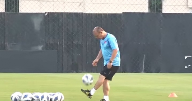 VIDEO: HLV Park Hang Seo thể hiện kỹ năng tâng bóng đỉnh cao