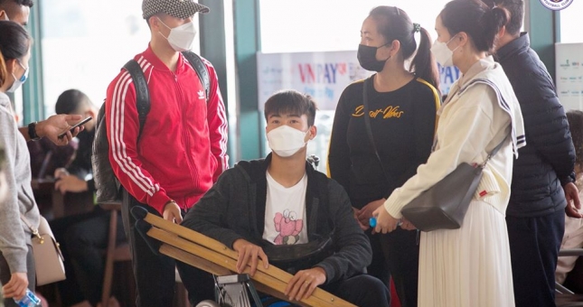 Mẹ Duy Mạnh khóc khi nhìn con ngồi xe lăn sang Singapore phẫu thuật