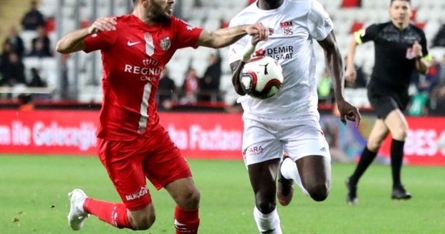 Lịch thi đấu bóng đá ngày 16/3: Buồn vì COVID-19