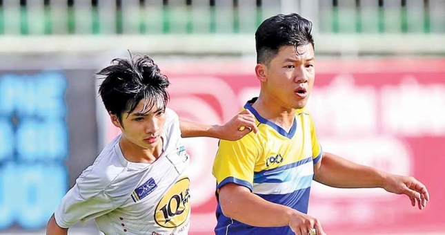 'Người không phổi của HAGL' đạt thành tích khủng hơn cả Kante